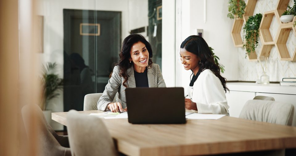Timeline showing reporting year phases with sustainability report positioned in weeks 41-46, second to last before assurance 